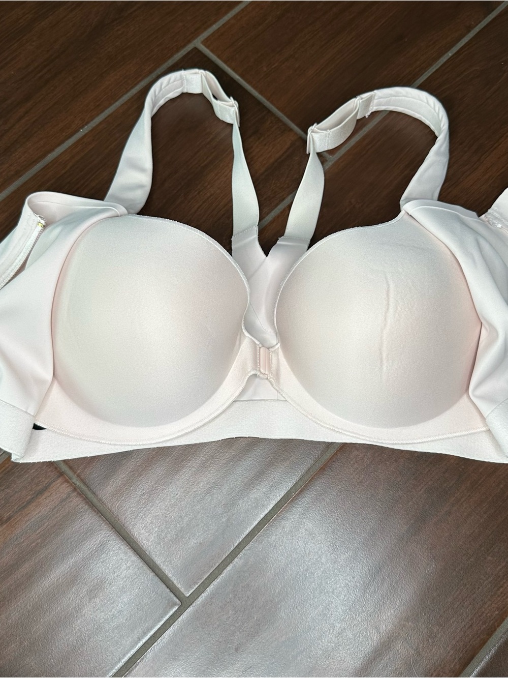 Victoria's Secret VSX Knockout Front-Close Sports Bra Bare Pink Size 34D - Picture 7 of 13